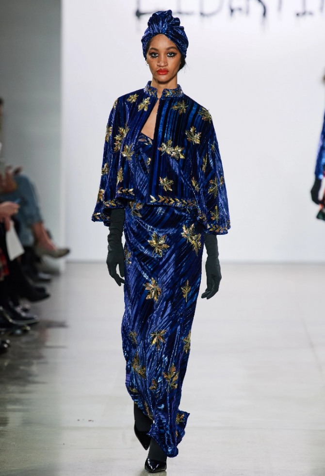 красивый нарядный костюм для пожилой женщины из синего бархата с блестящими аппликациями из металла желтого цвета - фото с показов европейской моды на сезон Осень 2020 и Зима 2020-2021 