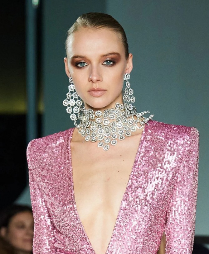 колье из серебра к розовому блестящему вечернему платью сезона осень-зима 2020-2021 - модный показ Naeem Khan