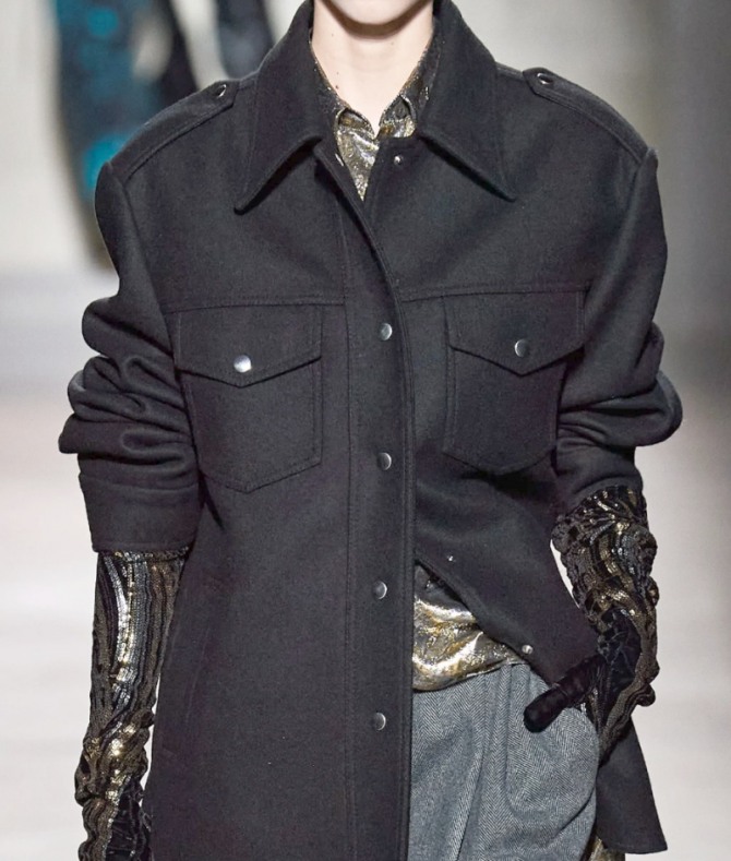 стиль высокой моды 2021 на осень - женская куртка-рубашка в военном стиле из черного сукна - фото с модного показа Dries Van Noten