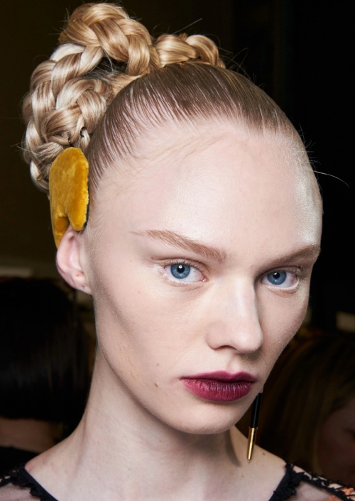 блондинка с короной из кос - модный тренд 2020 года - косы на макушке головы