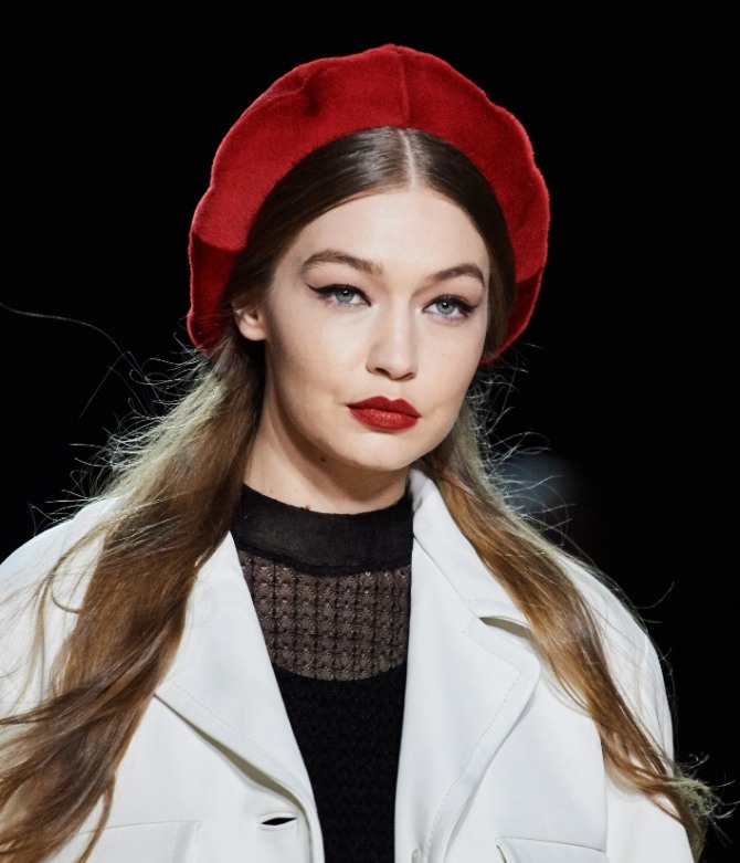 осенний женский берет 2020 красного цвета из замши - тренды в головных уборах осень-зима 2020-2021 от бренда Marc Jacobs