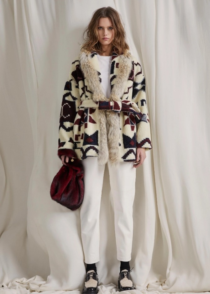 меховая плюшевая модная куртка с этническим принтом от бренда Simonetta Ravizza - подиум 2021 года