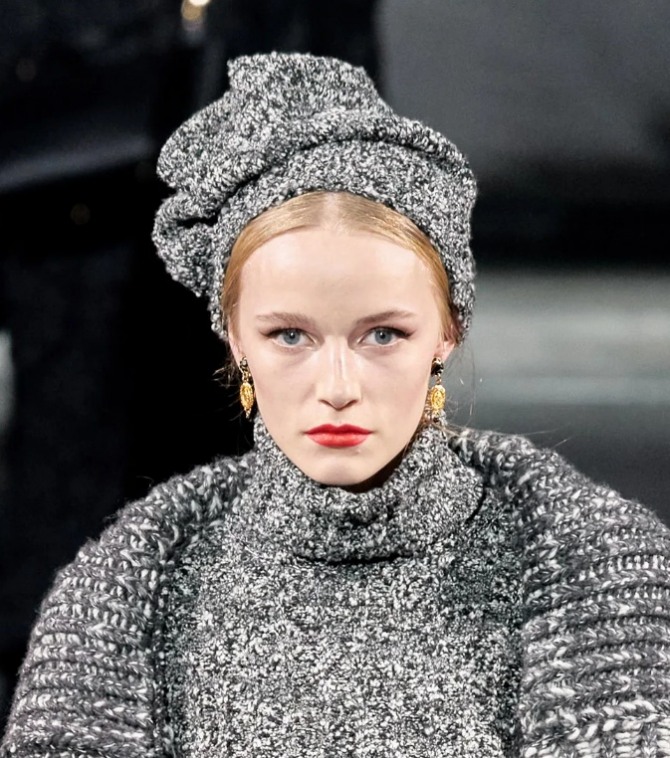 высокая серая вязаная шапка от Dolce & Gabbana - фото из коллекции осень-Зима 2020-2021