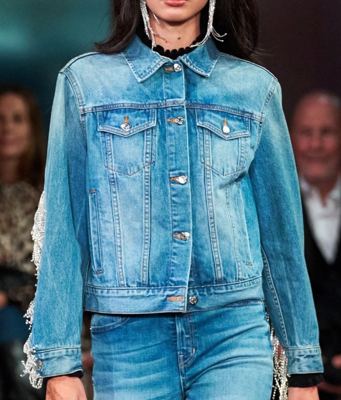 джинсовая куртка-рубашка цианового цвета  - с подиума на 2021 год от бренда Veronica Beard