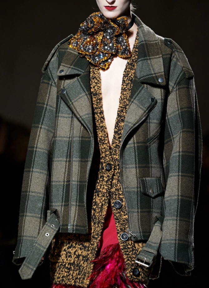 уютная женская теплая куртка из клетчатой шерстяной ткани - модный лук с показов Dries Van Noten осень-зима 2020-2021