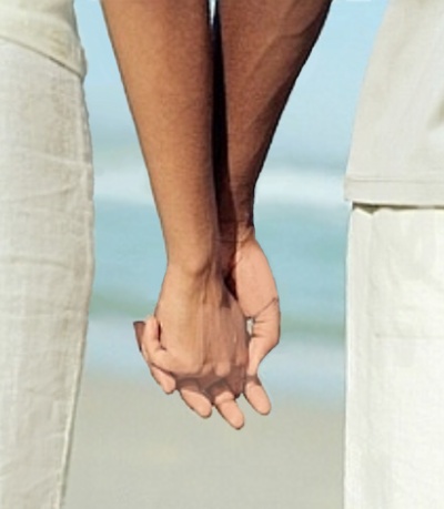 женщина и мужчина держатся за руки