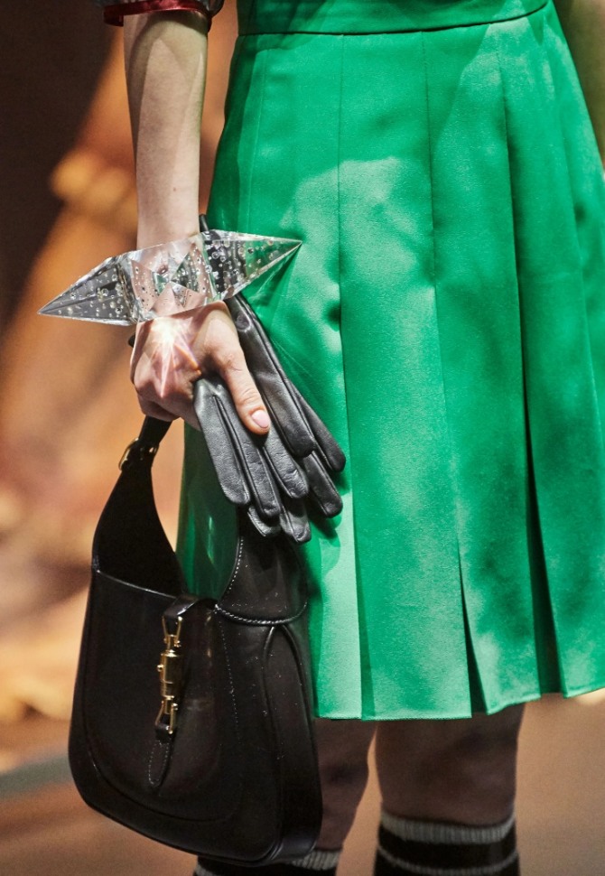 прозрачный браслет из пластика в виде кристаллов - обзор модной бижутерии и украшений на сезон осень-зима 2020-2021 - фото с модного показа Gucci