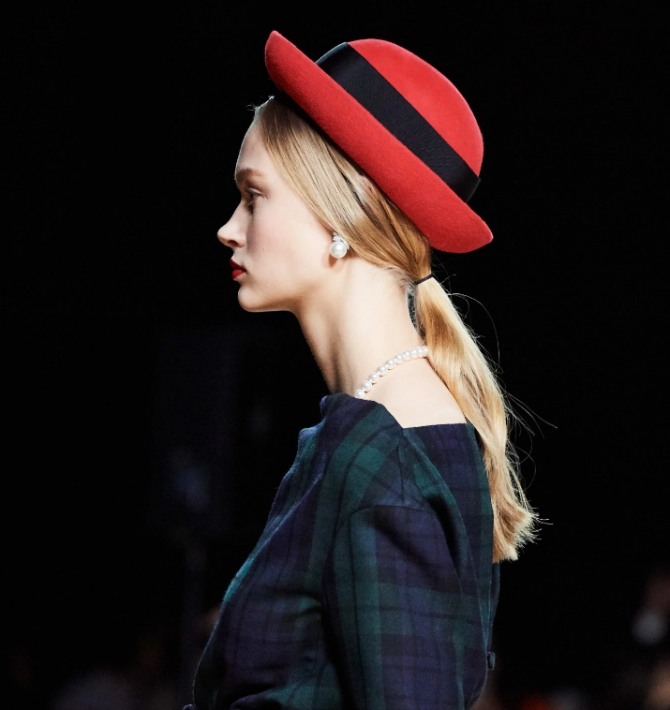 женская модная шляпка сезона осень-зима 2020-2021 из красного фетра от модного дома Emporio Armani, имеет черную ленту вокруг тульи
