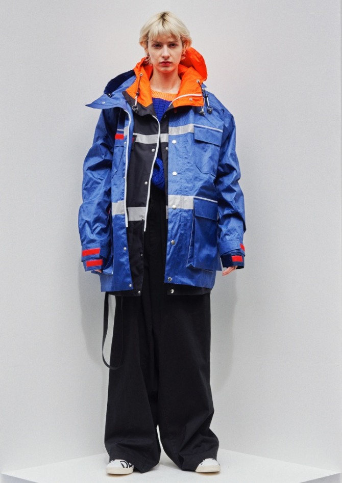 двухслойная куртка оверсайз с двойным капюшоном для девушки голубого цвета - неделя моды в Токио на 2021 год, показ от Bodysong