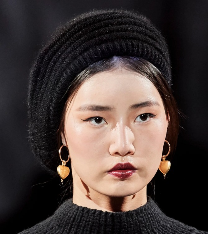черный вязаный берет от бренда Долче/Габбана - зимние и осенние тенденции женской моды в аксессуарах 2020 года