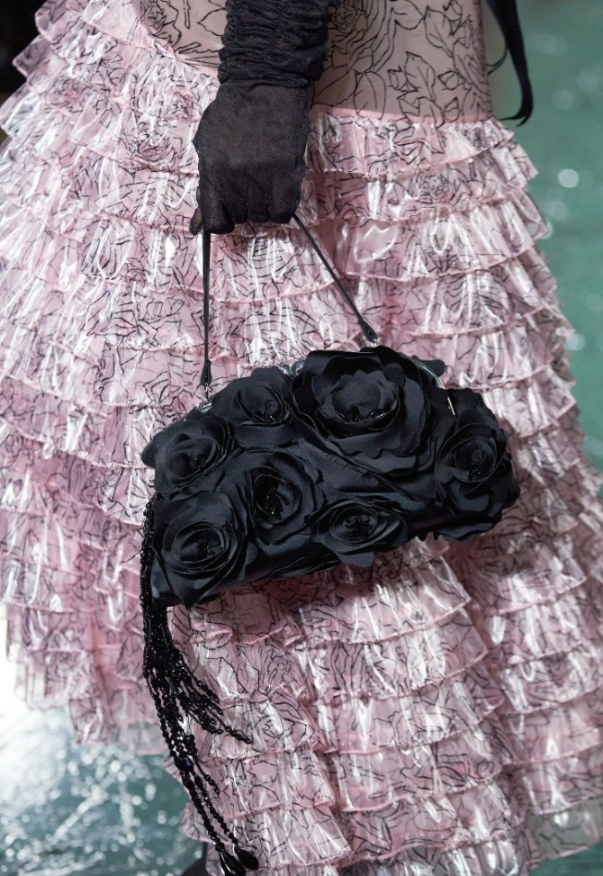 летящее женственное платье из органзы, все из оборок в комплекте с черной сумкой, украшенной черными бутонами роз из той же ткани