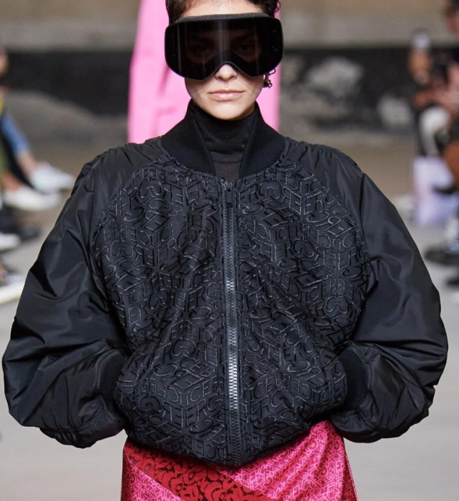черная нейлоновая куртка-бомбер для девушек с рукавами реглан в комплекте с юбкой розового цвета - фото из кутюрных коллекций на 2021 год