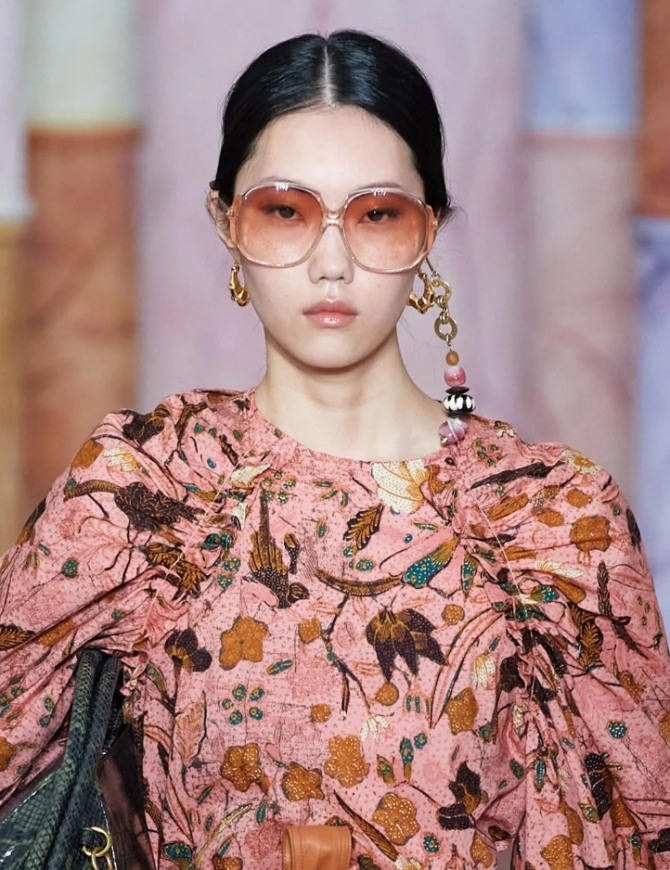 какие очки носить с модными осенними блузками 2020 - фото от бренда Ulla Johnson, модель крупного размера квадратной формы с линзами светло-красного цвета с градиентом