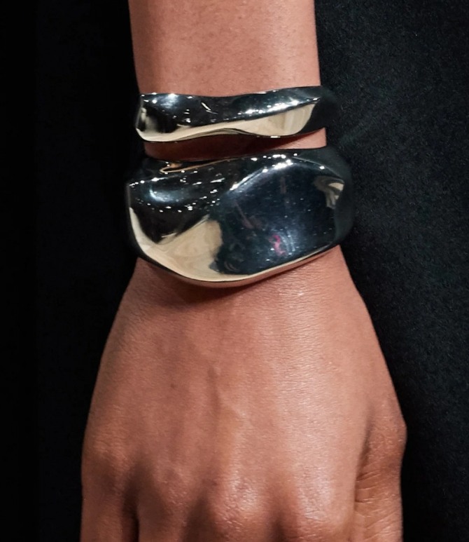 двойной металлический браслет вогнуто-выпуклой формы от модного дома Alexander McQueen с показа осень-зима 2020-2021