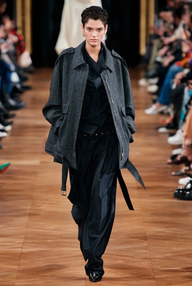 тканевая шерстяная женская куртка серого цвета с погонами на плечах и с застежкой молнией - модный образ с подиума от модного дома Stella McCartney