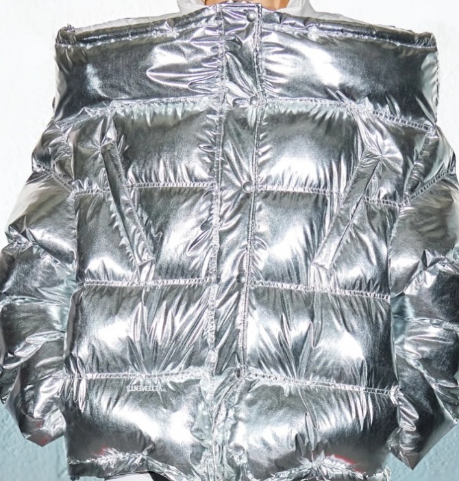 серебристая куртка 2021 года из металлизированной "космической" ткани - коллекция Vetements