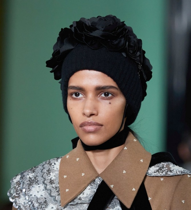 теплая зимняя вязаная черная шапка, закрывающая уши, декорированная лепестками из шелковой ткани - модный показ Erdem осень-зима 2020-2021