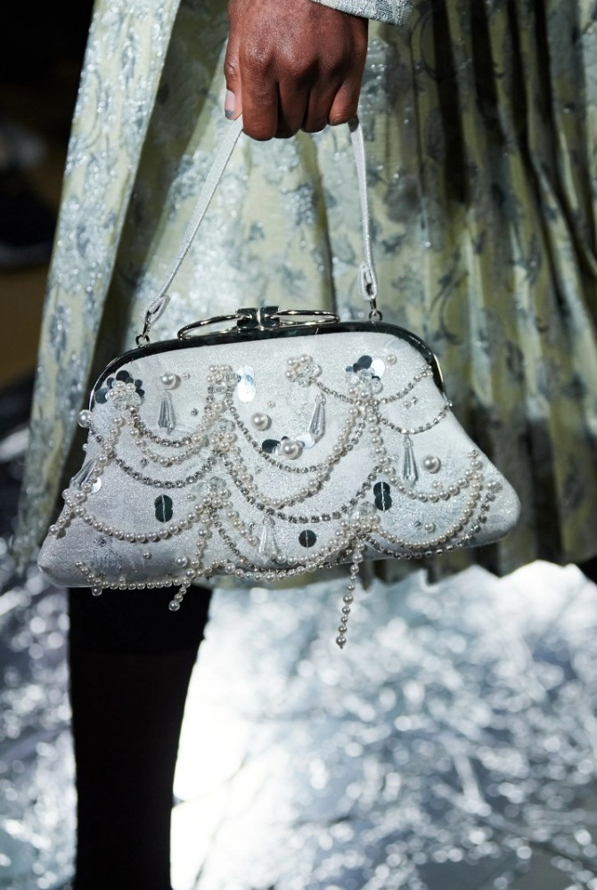 какой декор модный в сегменте женских красивых сумок осень-зима 2020-2021 - с бисером, жемчугом, стеклярусом, бусами