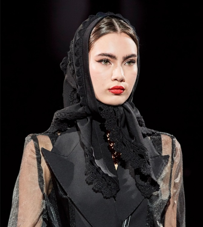 черный шерстяной платок на голову, обвязанный черной пряжей