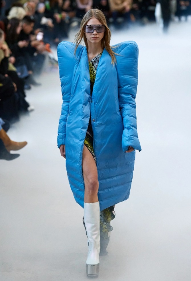 молодежный пуховик миди голубого цвета с высокими острыми плечами - модель для девушек с модного показа осень-зима 2020-2021 бренда Rick Owens