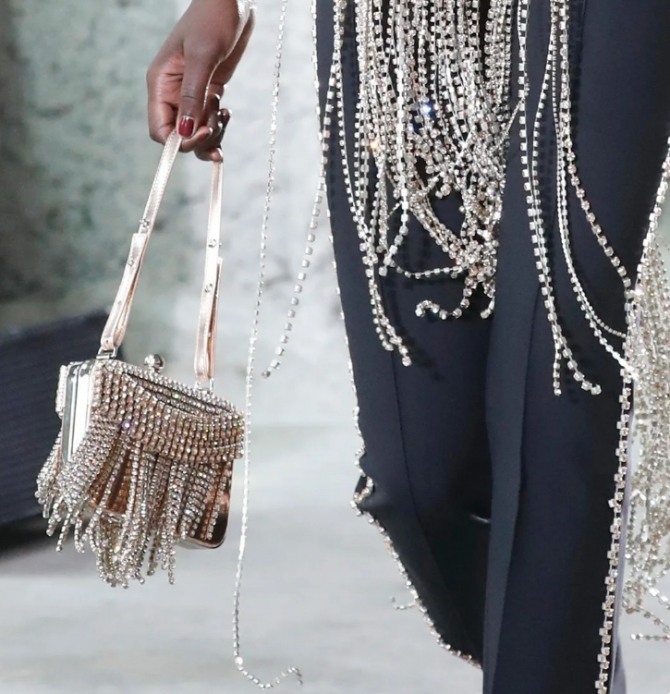 вечерняя сумка из металла серебристого цвета, декорированная бусинками и подвесками-бахромой из стекляруса