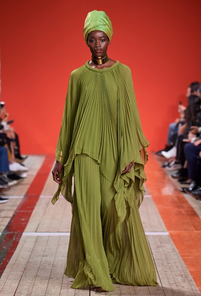 модные вечерние платья 2020-2021 - роскошное вечернее платье болотного цвета с плиссировкой