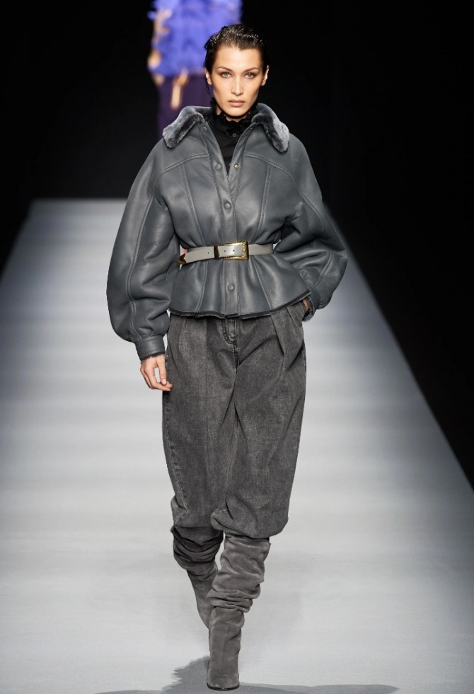 серая кожаная зимняя куртка 2021 с меховым воротником, ремнем, подчеркивающим талию, и широкими рукавами на манжете - модный показ от дизайнерского дома Alberta Ferretti