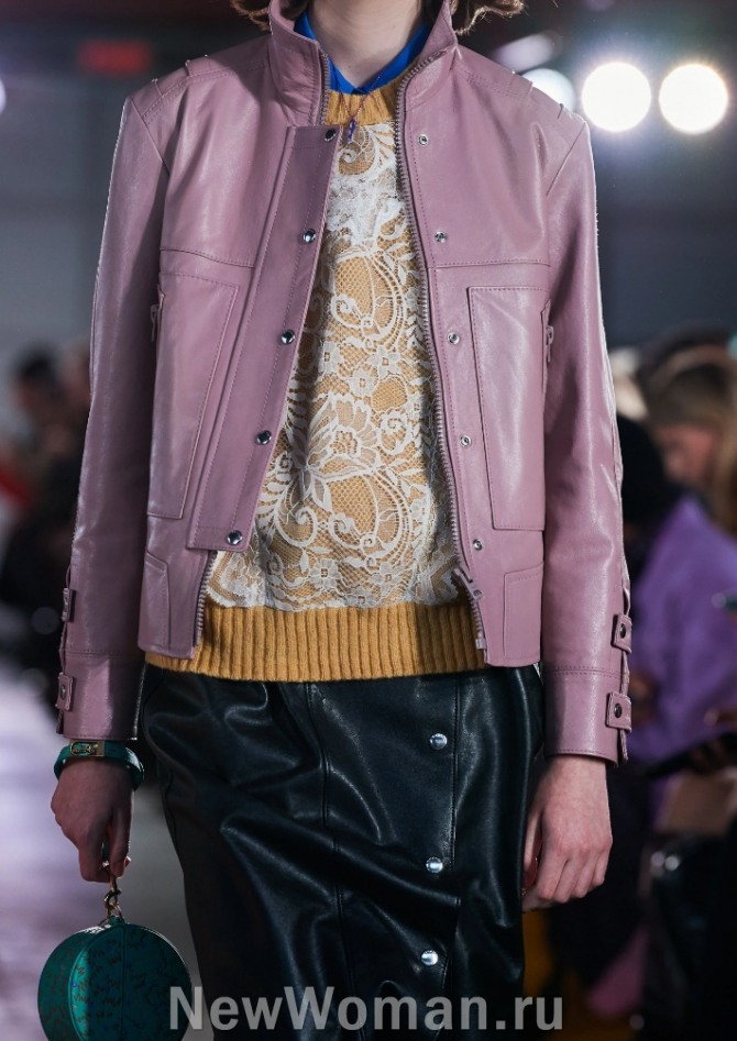красивые цветные женские кожаные куртки 2021 года - модель пыльно-розового цвета из синтетической кожи от модного дома Coach