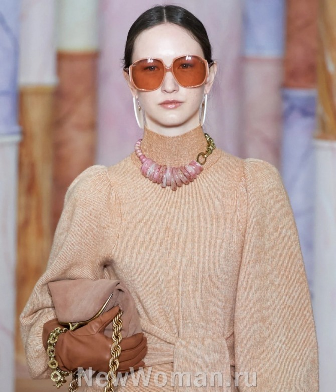 стильный зимний образ осень-зима 2020-2021 в коричневой палитре от бренда Ulla Johnson - очки, бижутерия, сумка, трикотажное платье