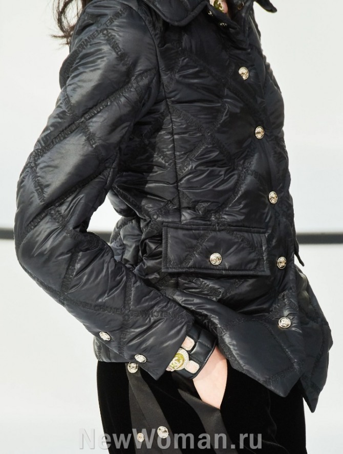 черная нейлоновая куртка 2021 года от бренда Chanel - уличная мода для женщин