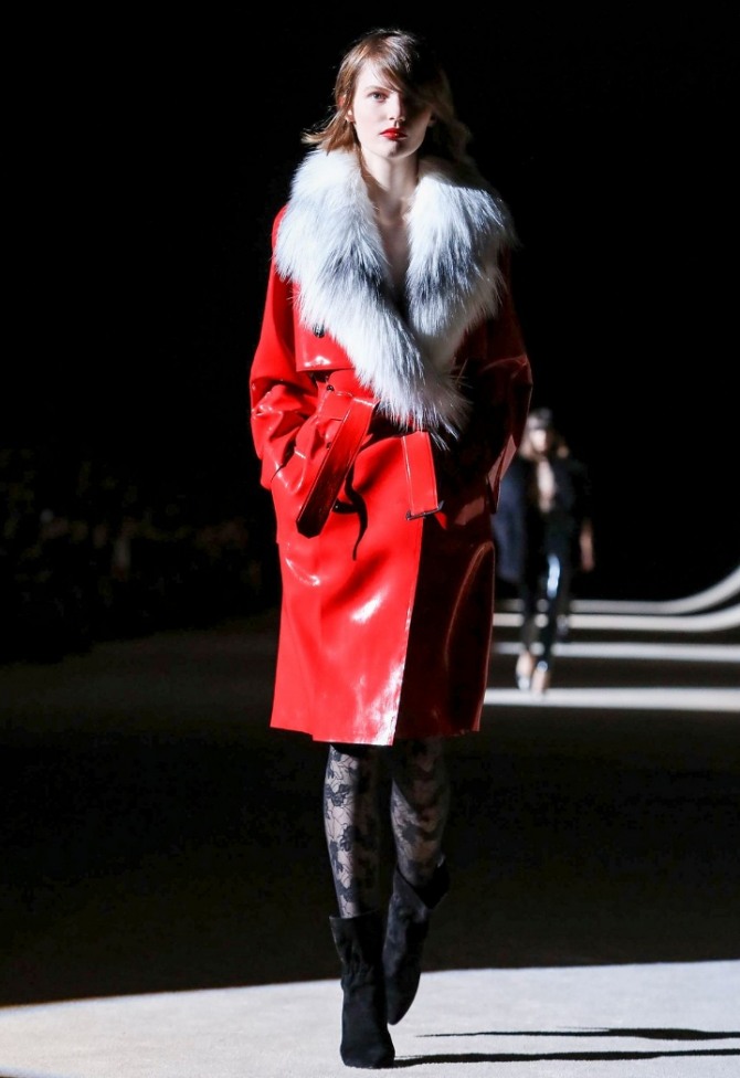 модный уличный образ осень-зима 2020-2021 - фото с подиума, красный кожаный плащ с белым меховым объемным воротником