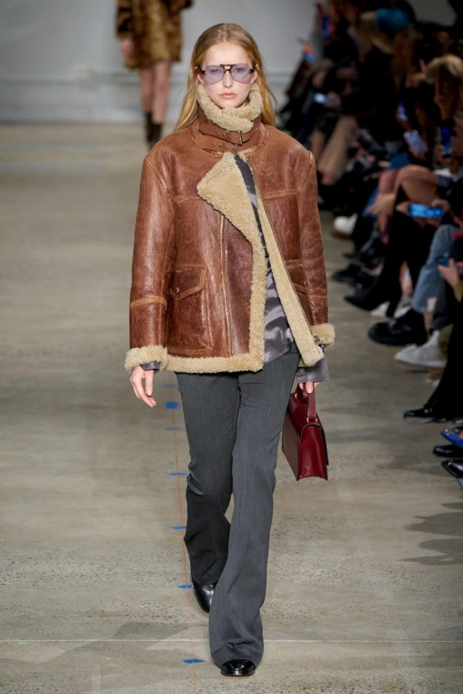  светло-коричневая дубленка до бедер - модный зимний лук из коллекции Zadig & Voltaire 2021 года 