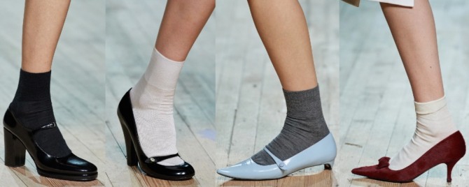 в 2021 году остается тенденция носить женские туфли с носками - фото с модного показа Marc Jacobs