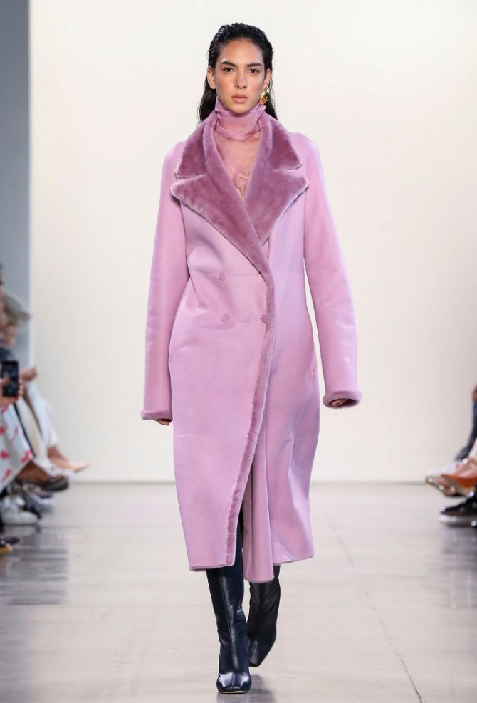 дубленка-пальто розового цвета с воротником и лацканами цвета сирени