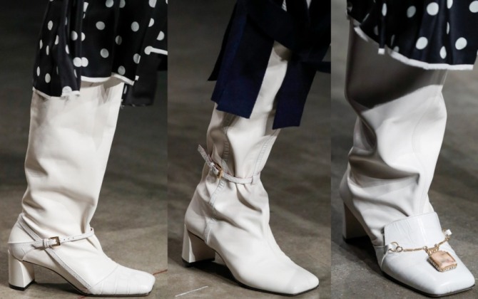 женские модные сапоги из белой кожи с ремешками, цепочками и подвеской из камня - тренды 2021 года от модного дома Ports