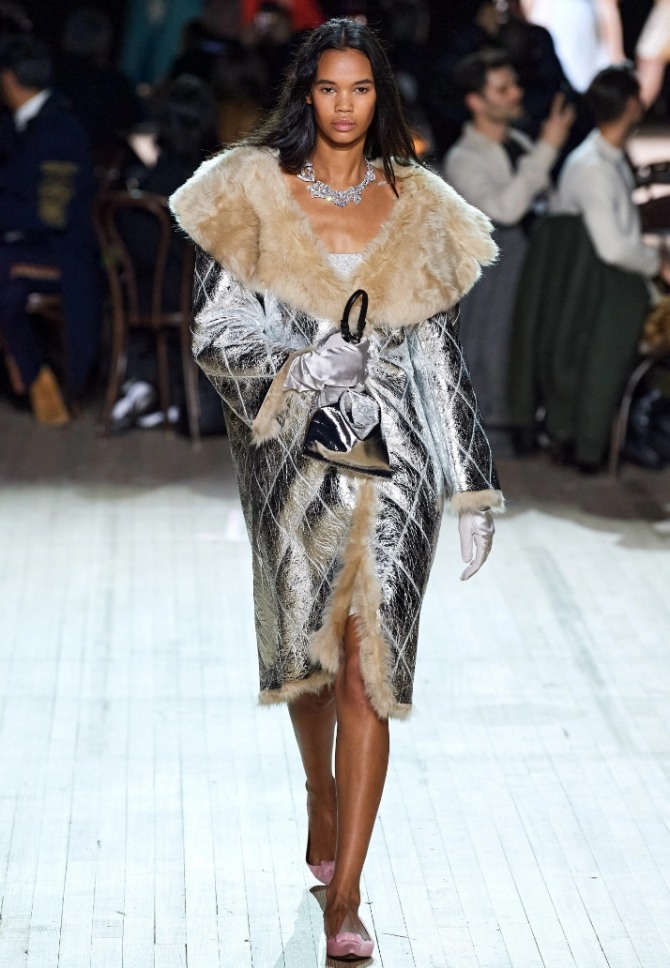  самые модные женские дубленки 2021 года с серебряным напылением, длина ниже колена, лук с модного показа Marc Jacobs 