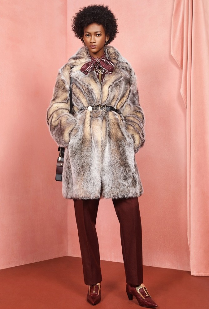 красивая женская шуба выше колена с кожаным ремешком, воротником пиджачного типа из меха искусственного волка - модный лук с показа Ports 1961
