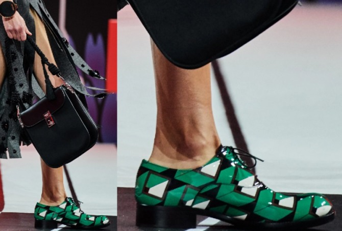 в 2021 году в моде туфли в мужском стиле с геометрическим принтом - подиум показ Prada