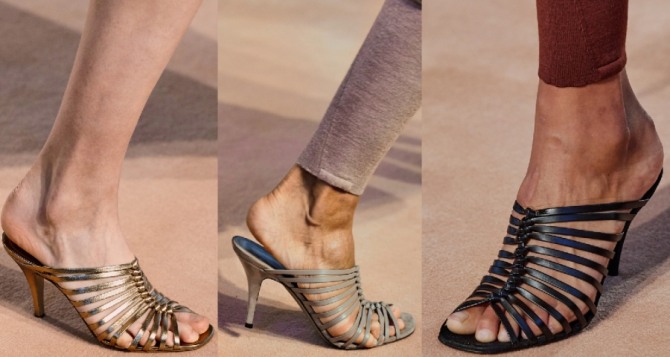 самая модная летняя женская обувь 2021 года - мюли из множества ремешков, фото с подиума бренда Salvatore Ferragamo