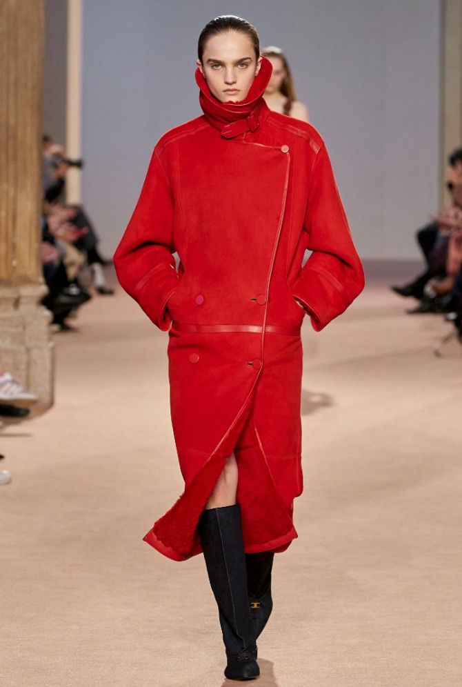 женское пальто из дубленой кожи красного цвета