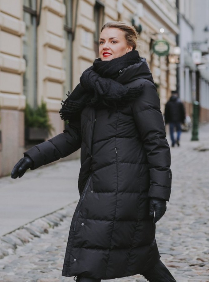 черный зимний тотал-лук с пуховиком миди, имеющим квадратную прострочку и шарфом к нему - коллекция 2021 года от бренда Joutsen