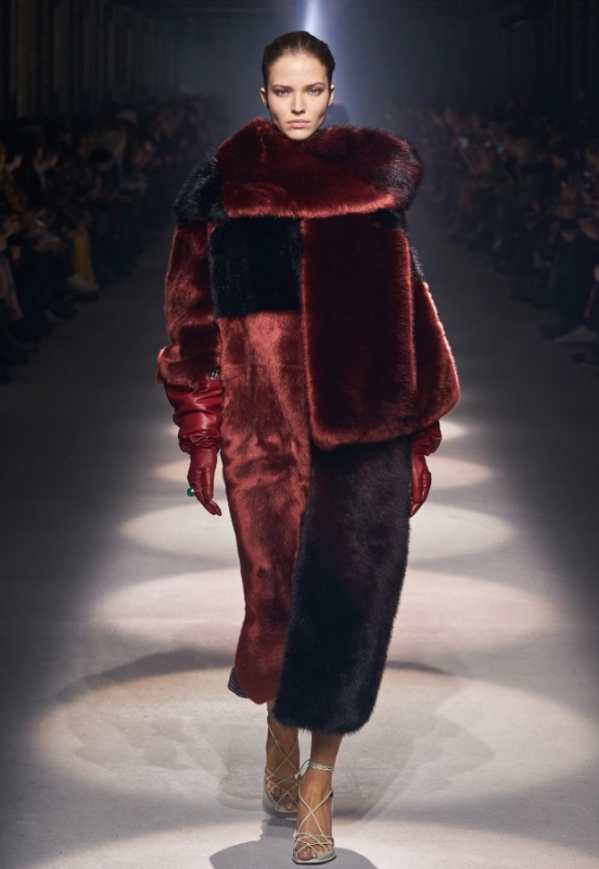 модный мех 2021 года - длинная женская шуба от бренда Givenchy в стиле колор-блокинг с большим меховым палантином - стильный лук из коллекции Givenchy