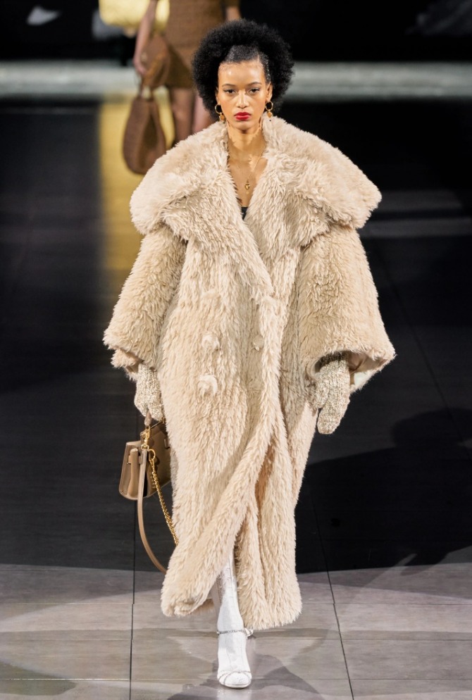 модные тренды зимней моды 2021 года - длинная шуба кремового цвета с двубортной застежкой прямого свободного силуэта - фото с подиума показа Dolce & Gabbana