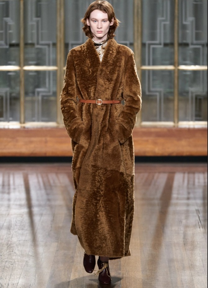 женские длинные шубы 2021 года с кожаным ремешком на талии - фото с подиума бренда Petar Petrov