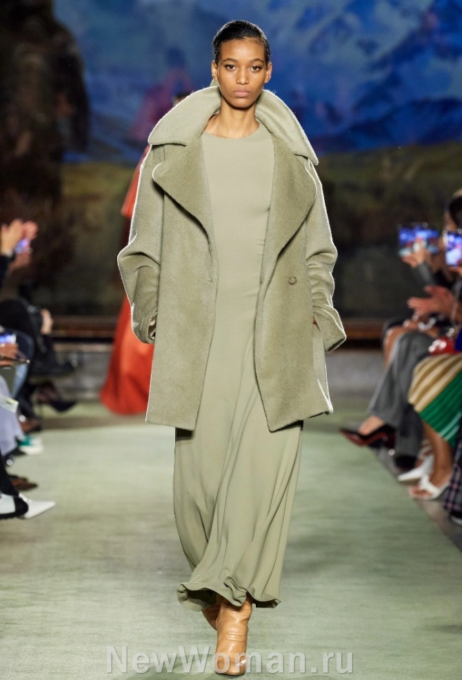 зимняя одежда 2021 из экомеха - роскошный зимний образ 2021 года в стиле тотал-лук от бренда Brandon Maxwell - полушубок и платье пыльно-оливкового цвета