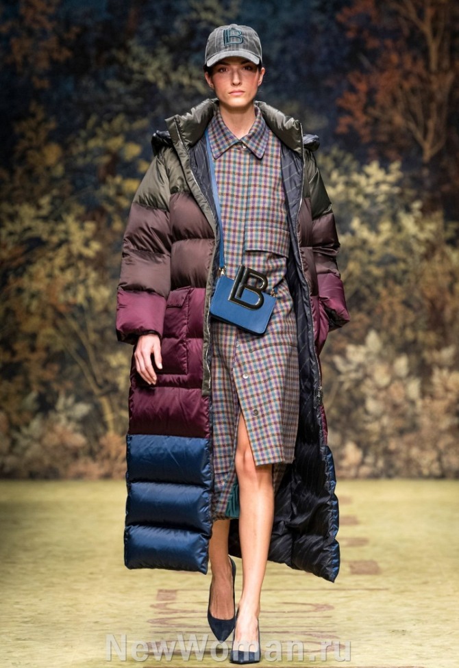 зимняя демисезонная мода 2021 года - длинный стеганый женский пуховик в стиле колорблокинг - модный лук с показа бренда Laura Biagiotti