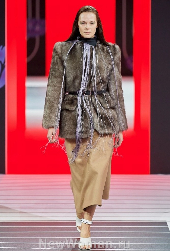 модный женский мех 2021 года - полушубок из волчьей шерсти с кожаным ремешком на талии