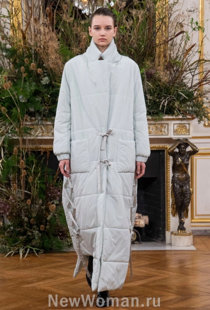 длинный светлый женский пуховик 2021 года от модного дома Valentin Yudashkin - с воротником-стойкой и большим накладными карманами, силуэт прямой