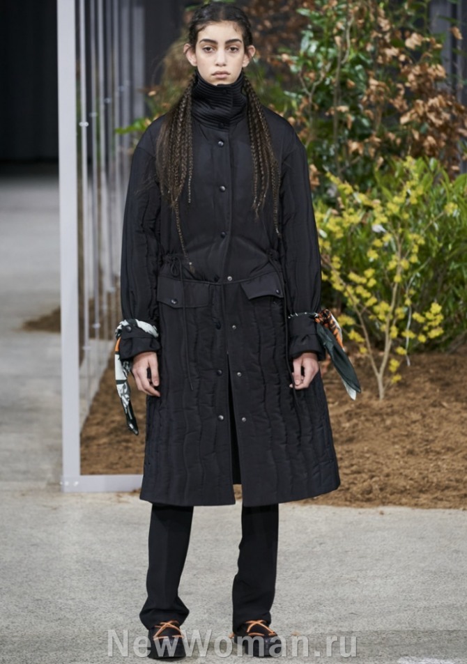 модный пуховик миди сезона зима 2021 черного цвета цвета от бренда Holzweiler - с высоким воротником-стойкой и стеганым низом