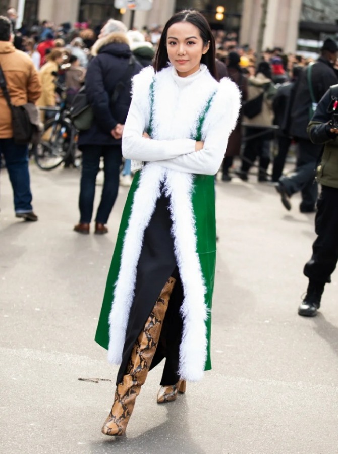 стритстайл Париж, 2021 год - пальто зеленого цвета с белой меховой опушкой